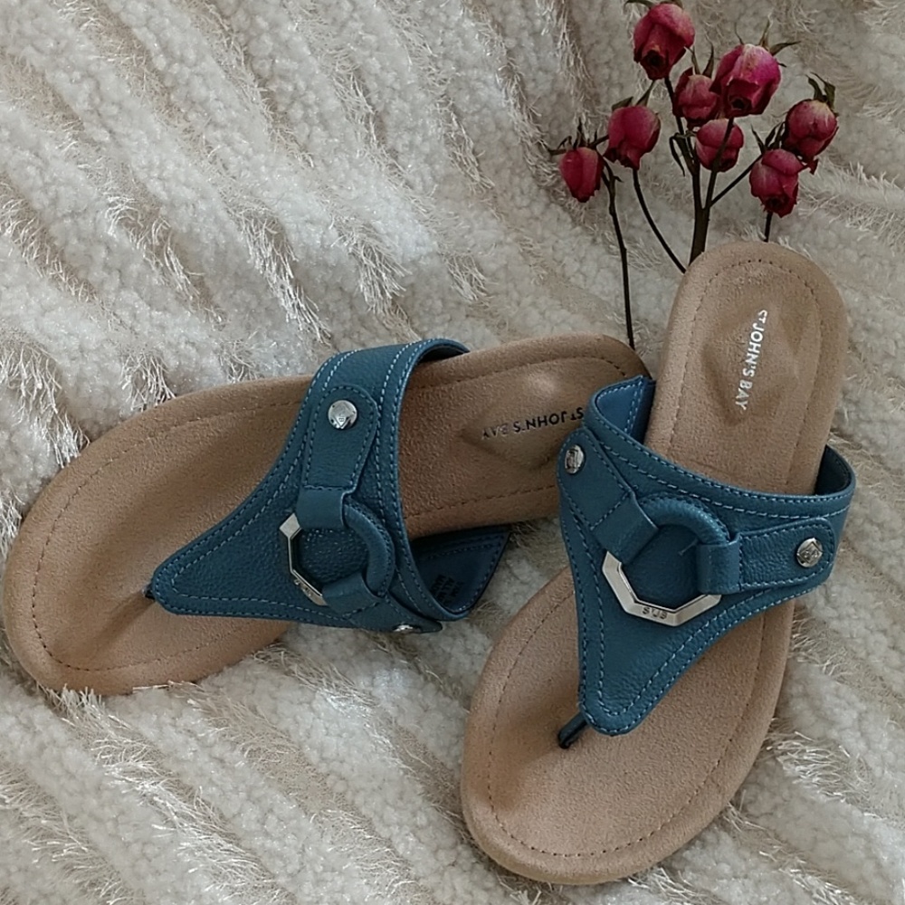 NEW Blue Thong Sandals St John Bay Cushioned Silvertone Metal Detail Womens 5.5M - Picture 4 of 8